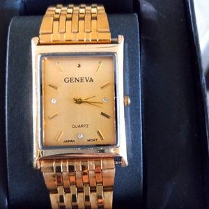 gold tone band watch up to 8 1/2 wrist like new. removable links. ZOOM IN.